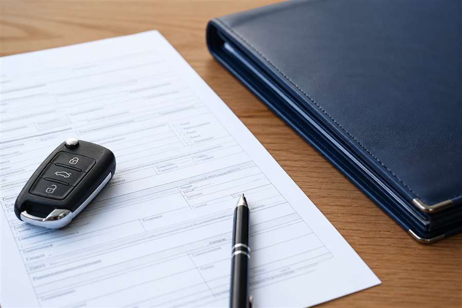 Documentos organizados sobre uma mesa para licenciamento veicular