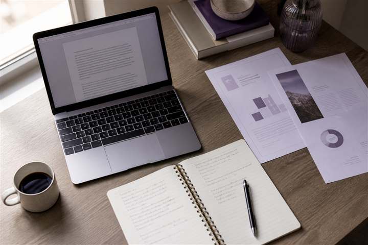 Mesa de trabalho com anotações usada na produção editorial do portal