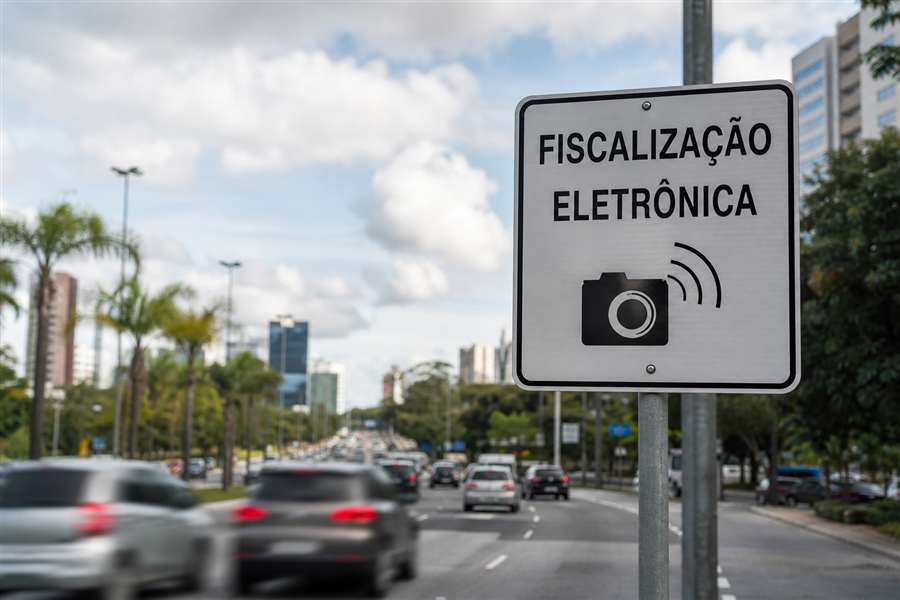 Placa de trânsito indicando fiscalização em via urbana